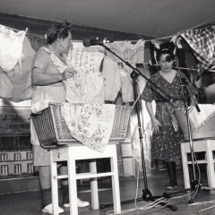 11.11. in der Linde: Rund um d' Wäsch'. Gewaschen von Elfriede Bischoff und Helga Matheis.