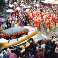 Umzug der Hofpeter in Petershausen: Mit dem Clownauto unterwegs.