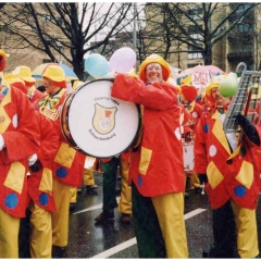 Umzug der Hofpeter in Petershausen: Die Clowngruppe bei der Aufstellung.