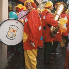 Umzug der Hofpeter in Petershausen: Die Clowngruppe bei der Aufstellung.