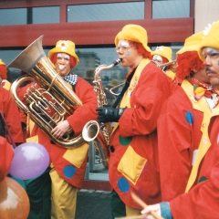 Umzug der Hofpeter in Petershausen: Die Clowngruppe bei der Aufstellung.