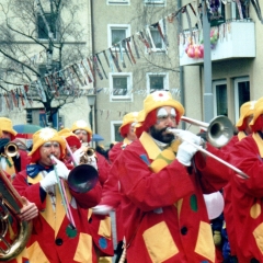 Umzug der Hofpeter in Petershausen: Die Clowngruppe beim Umzug.