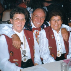 75 Jahre Schneckenburg: Präsident Alex Volz mit Trixel und Hanni Oldenburg.