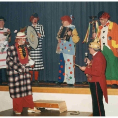 75 Jahre Schneckenburg: Die Clowngruppe stelle die Kostüme der letzten 50 Jahre vor.