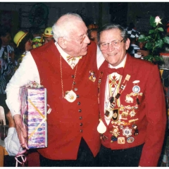 75 Jahre Schneckenburg: Walter Fröhlich gratuliert Vize-Präsident Paul Bischoff (rechts).