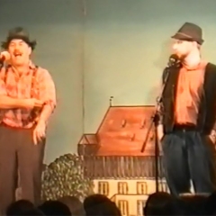 11.11. in der Linde: Die beiden Bauern Jörg Deicher und Hans-Peter Pfundstein misten aus.