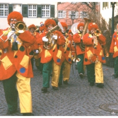 Die Clowngruppe am Rosenmontag in der Stadt.