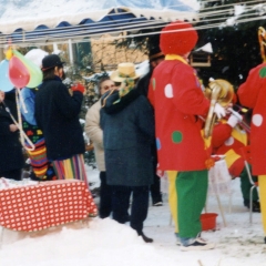 Rosenmontag: Besuch der Clowngruppe im Hindenburgblock.