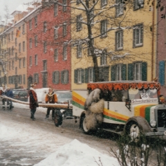 Schmutziger Donnerstag: Das Clownauto zieht den  Narrenbaum.