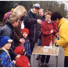 Narrenbaumholen in Hegne: Bei der Anfahrt gab es schon Schnaps zum Wärmen.