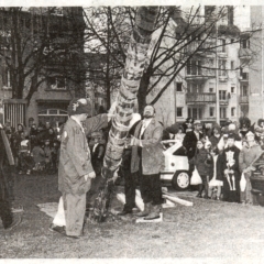 Schmutziger Donnerstag: Narrenbaumstellen auf dem Gottmannplatz.