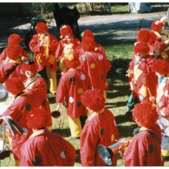 Rosenmontag: Besuch der Clowngruppe im Hindenburgblock.