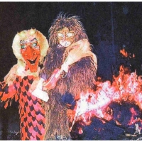 Verbrennung auf dem Stefanplatz: Der Schneeschreck vor der verbrannten Puppe.