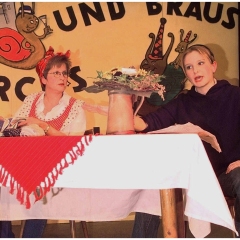 11.11. in der Linde: Der ganz normale Wahnsinn mit Birgit, Julia und Hans-Peter Pfundstein (nicht im Bild).