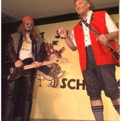 11.11. in der Linde: Volksmusiker (Gernot Bruderhofer) gegen Rockmusiker (Arthur Bruderhofer).