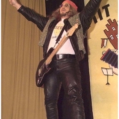 11.11. in der Linde: Der Rockmusiker läßt sich feiern.