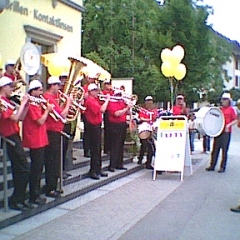 Die Clowngruppe bei einem Auftritt bei der Villa Optik in Amriswil.