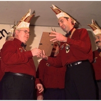 11.11. in der Linde: Präsident Jürgen Stöß ehrt Elfer Oskar Bürger für 40-jährige Tätigkeit im Elferrat.