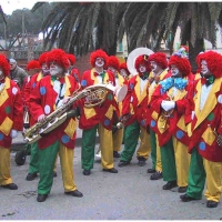 Clowngruppe beim Carneval in Viareggio: Die Musiker stehen parat.