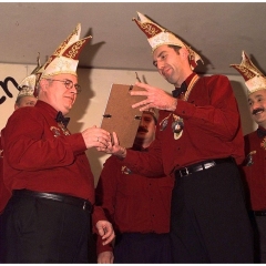 11.11. in der Linde: Präsident Jürgen Stöß ehrt Elfer Oskar Bürger für 40-jährige Tätigkeit im Elferrat.