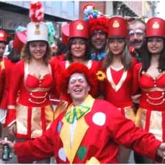 Clowngruppe beim Carneval in Viareggio: Noch sucht man nach geeigneten Motiven.