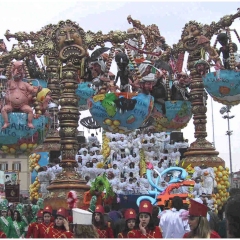 Clowngruppe beim Carneval in Viareggio: Die Umzugswagen waren kolossal.