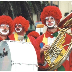 Clowngruppe beim Carneval in Viareggio: Die Instrumente waren angelegt.