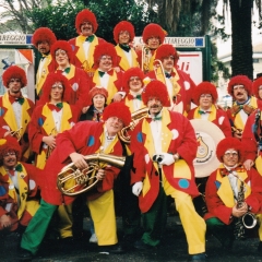 Clowngruppe beim Carneval in Viareggio: Gruppenbild nach dem großen Umzug.
