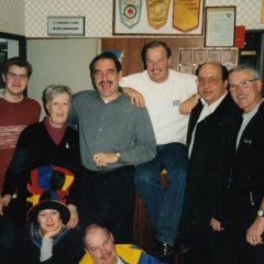 Clowngruppe beim Carneval in Viareggio: Gruppenbild mit Hotelchefin.