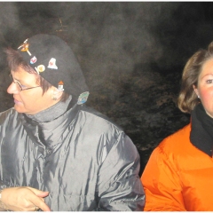 Schneeschreckerwachen in der Unikurve: Das Glühweinteam Erika und Marianne.