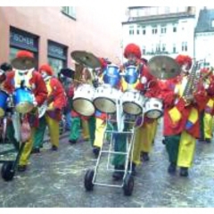 Umzug in der Stadt: Die Clowngruppe natürlich auch.