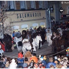 Butzenlauf in der Stadt. Der Schneeschreck auf der Bühne am Obermarkt.