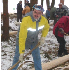 Narrenbaumholen in Hegne: Die Elferräte beim Räppeln des Baumes.