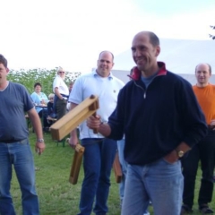 Schneckenburg Gartenfest: Der Rätschenwettbewerb war voll im Gange.
