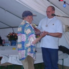 Schneckenburg Gartenfest: Axel Zunker überreichte dem Gastgeber und Narrenvater Martin Fistler ein Geschenk.