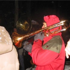 Schneeschreckerwachen in der Unikurve: Zum Abschluss spielte die Clowngruppe der Schneckenburg.