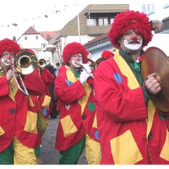 Die Schneckenburg mit der Clowngruppe beim Hegau-Bodensee-Umzug in Tengen.