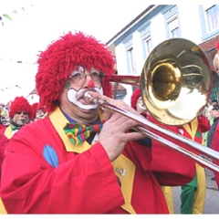 Die Schneckenburg mit der Clowngruppe beim Hegau-Bodensee-Umzug in Tengen.