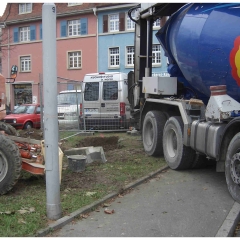 Das neue Narrenbaumloch: Nun konnte der Betonmischer heran fahren und die Verschalung mit Beton einfassen.