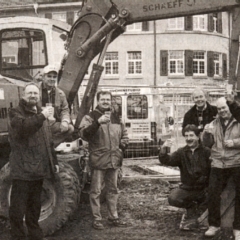 Das neue Narrenbaumloch: Am Schluß wurde die Aktion "Narrenloch" offiziell begossen.