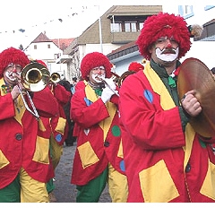 Die Schneckenburg mit der Clowngruppe beim Hegau-Bodensee-Umzug in Tengen.