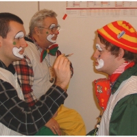 Schmutziger Donnerstag: Vor dem Wecken musste sich die Clowngruppe im Bruder-Klaus Pfadfinderraum schminken.