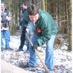 Narrenbaumholen in Hegne: Fleißige Hände reppelten den Baum.