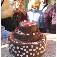 Narrenbaumholen in Hegne: Als Gegenleistung bekam die Schneckenburg eine Torte mit Betonfüllung.