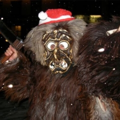 Umzug in Aichhalden: Der Schneeschreck als Weihnachsmann verkleidet.
