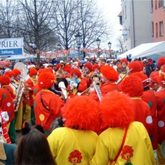 Schmutziger Donnerstag: Die Clowngruppe vor dem Südkurier.