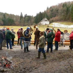 Narrenbaumholen in Hegne: Und die Clowngruppe spielte dazu.