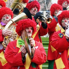 Hegau-Bodensee-Umzug in Hilzingen: Die Clowngruppe am Aufstellungsplatz.