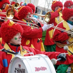 Hegau-Bodensee-Umzug in Hilzingen: Die Clowngruppe am Aufstellungsplatz.