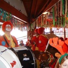 Rosenmontag: Die Clowngruppe beim Speckessen der Kamelia.